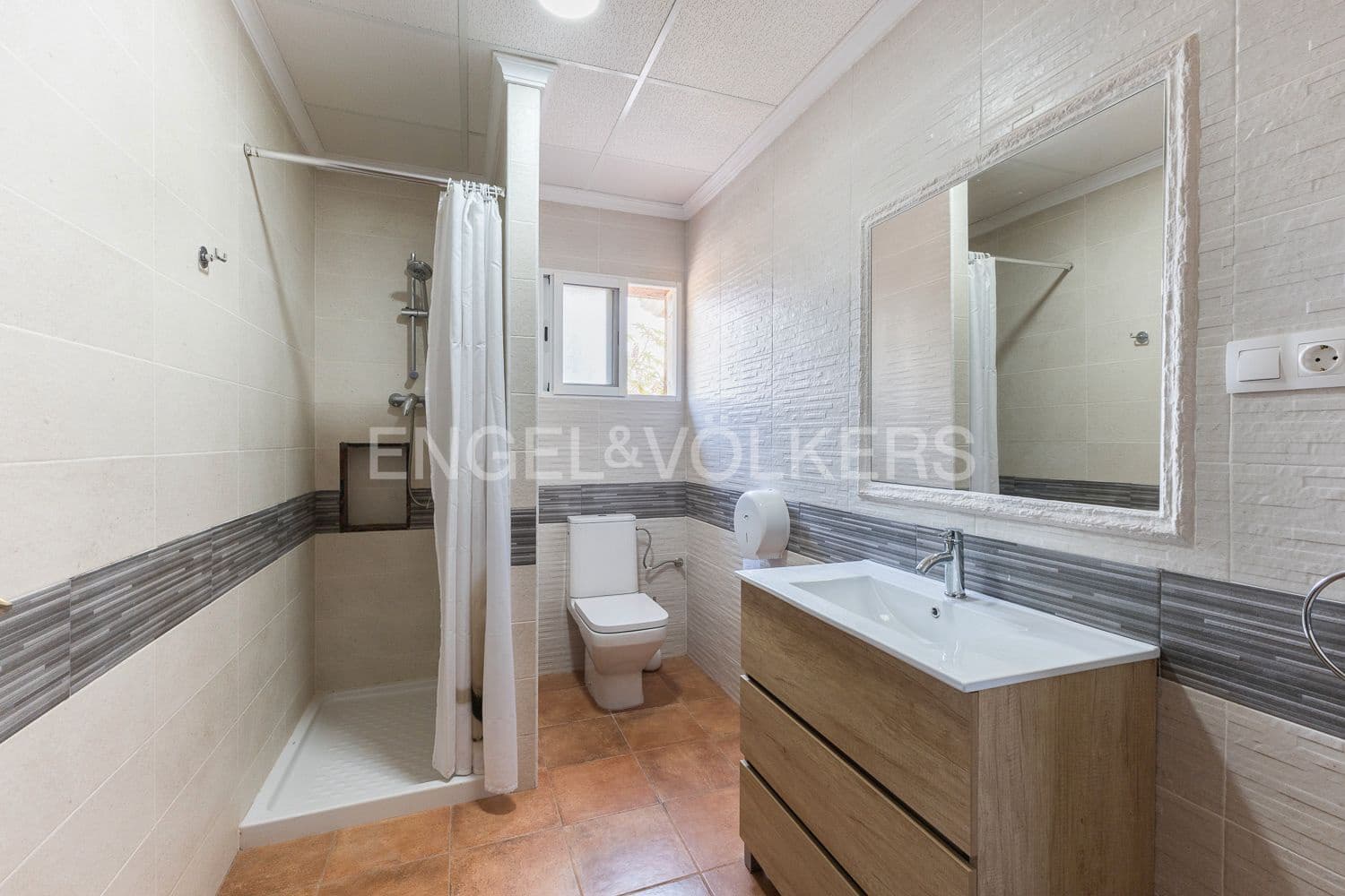 6 bedroom Villa for sale in Casinos with pool garage - € 469,999 (Ref: 9194946)