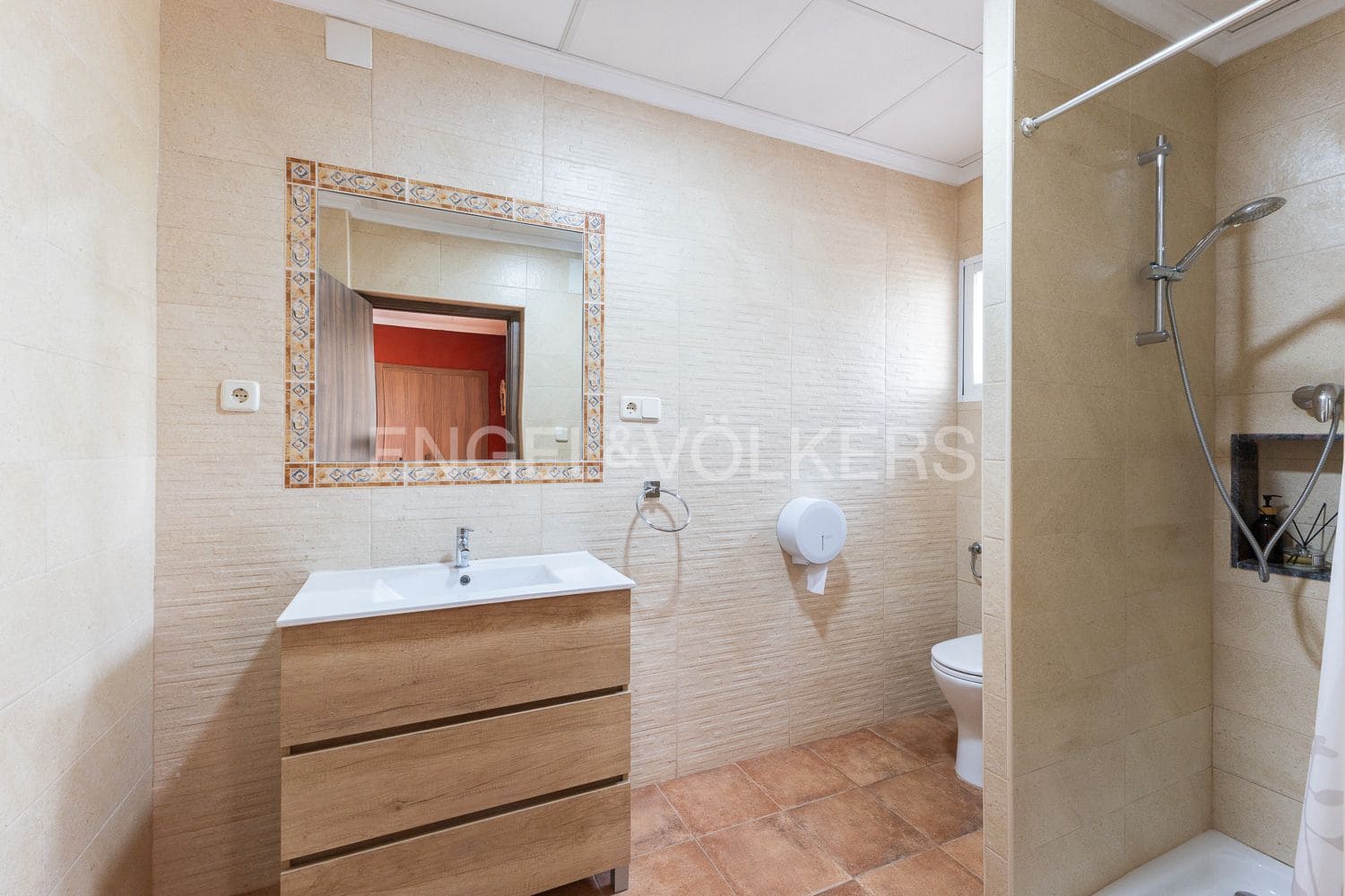 6 bedroom Villa for sale in Casinos with pool garage - € 469,999 (Ref: 9194946)