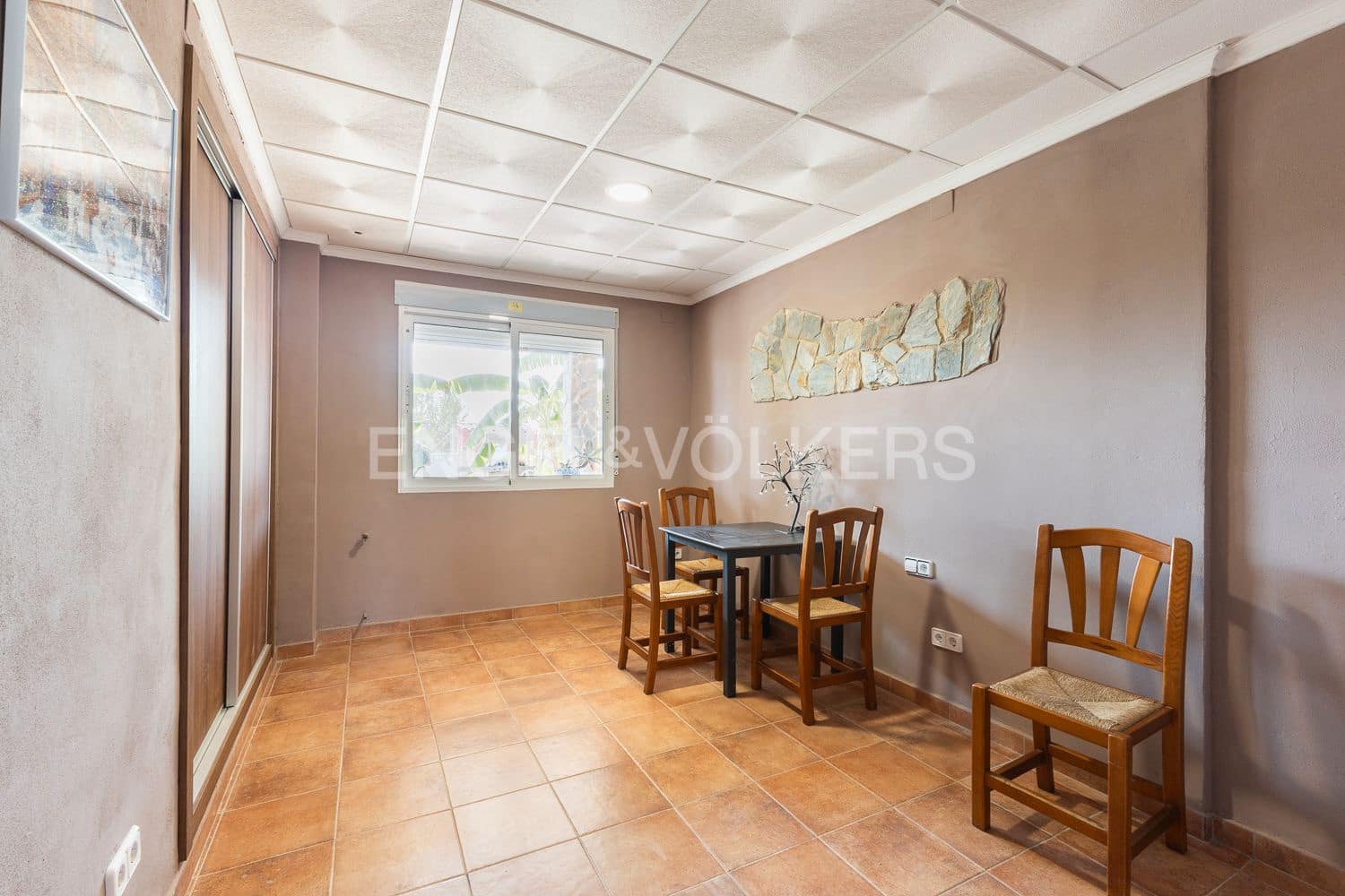 6 bedroom Villa for sale in Casinos with pool garage - € 469,999 (Ref: 9194946)
