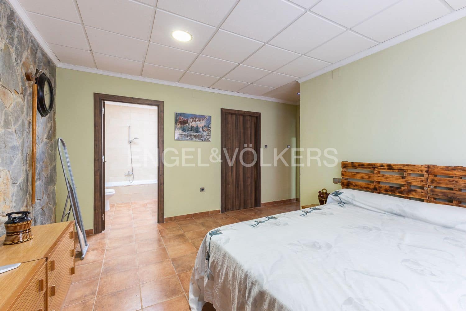6 bedroom Villa for sale in Casinos with pool garage - € 469,999 (Ref: 9194946)