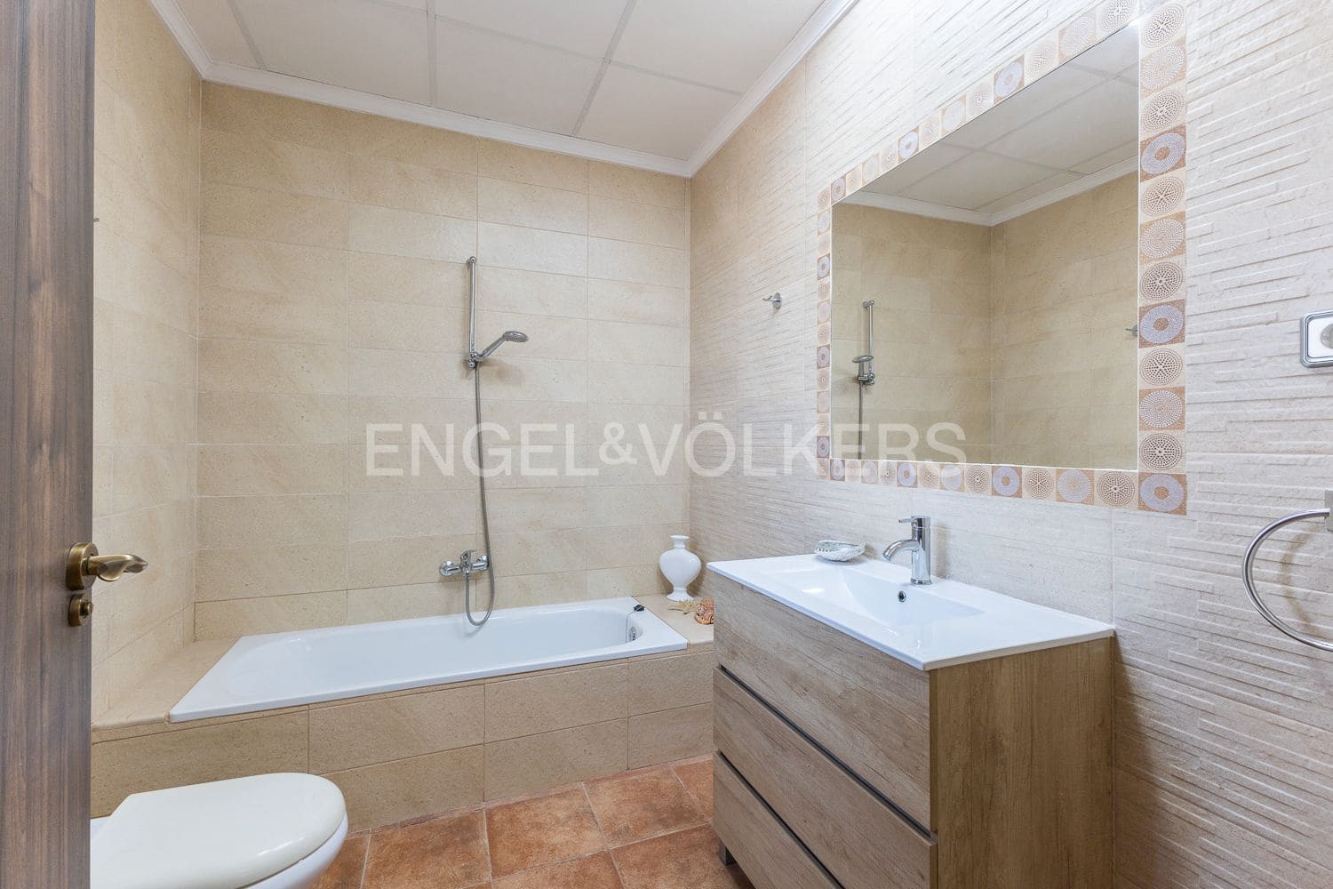 6 bedroom Villa for sale in Casinos with pool garage - € 469,999 (Ref: 9194946)