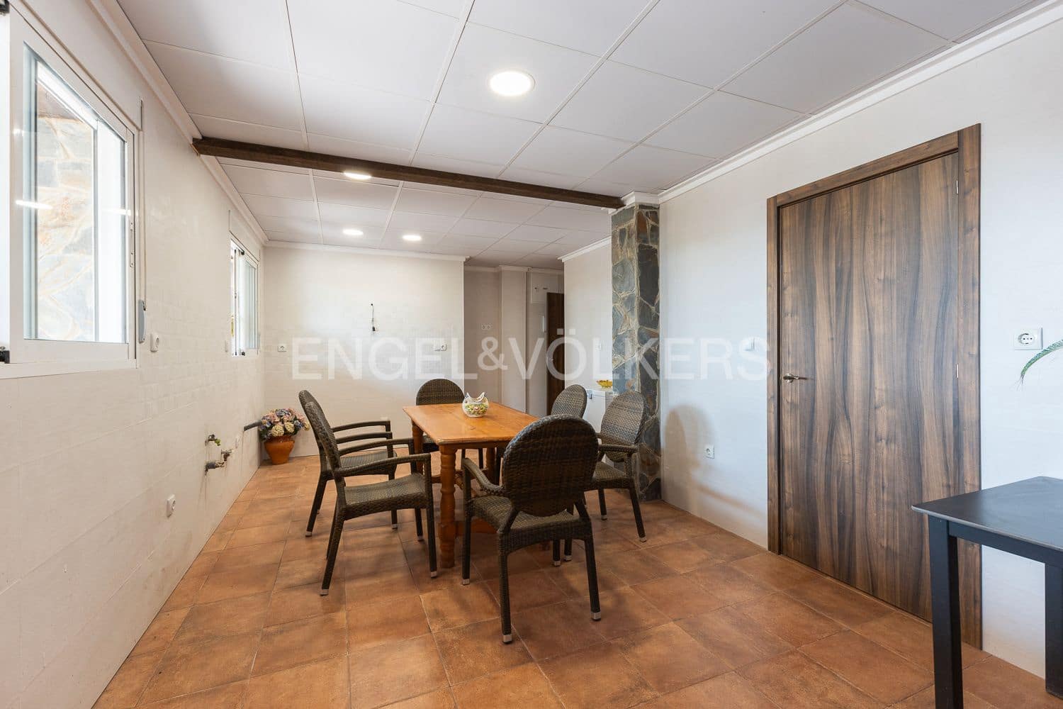 6 bedroom Villa for sale in Casinos with pool garage - € 469,999 (Ref: 9194946)