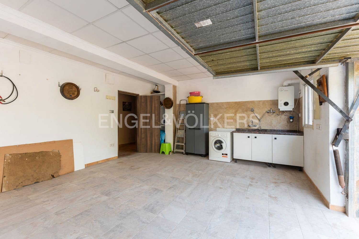 6 bedroom Villa for sale in Casinos with pool garage - € 469,999 (Ref: 9194946)