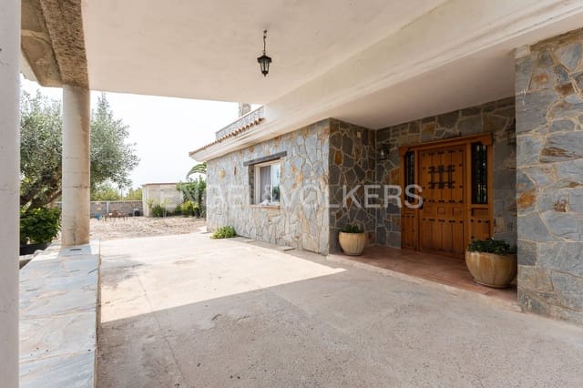 6 bedroom Villa for sale in Casinos with pool garage - € 469,999 (Ref: 9194946)