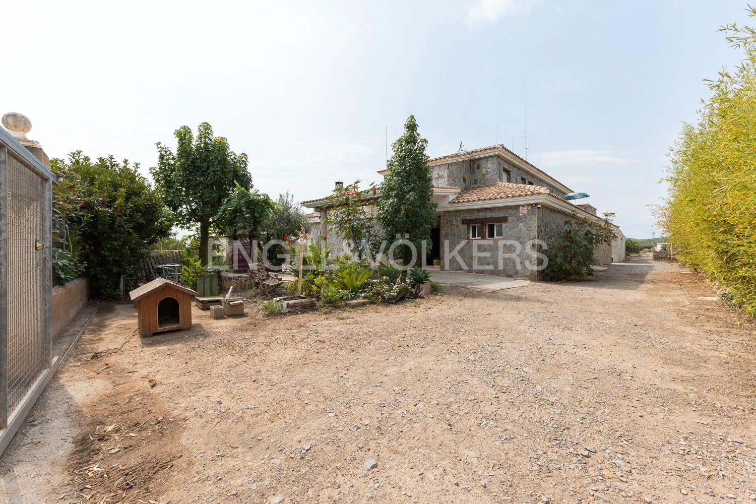 6 bedroom Villa for sale in Casinos with pool garage - € 469,999 (Ref: 9194946)