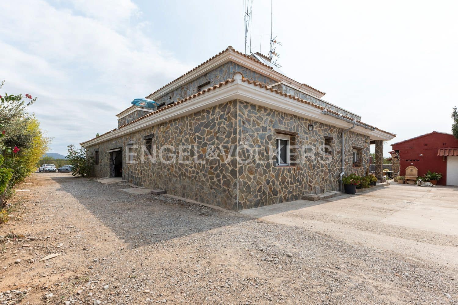 6 bedroom Villa for sale in Casinos with pool garage - € 469,999 (Ref: 9194946)