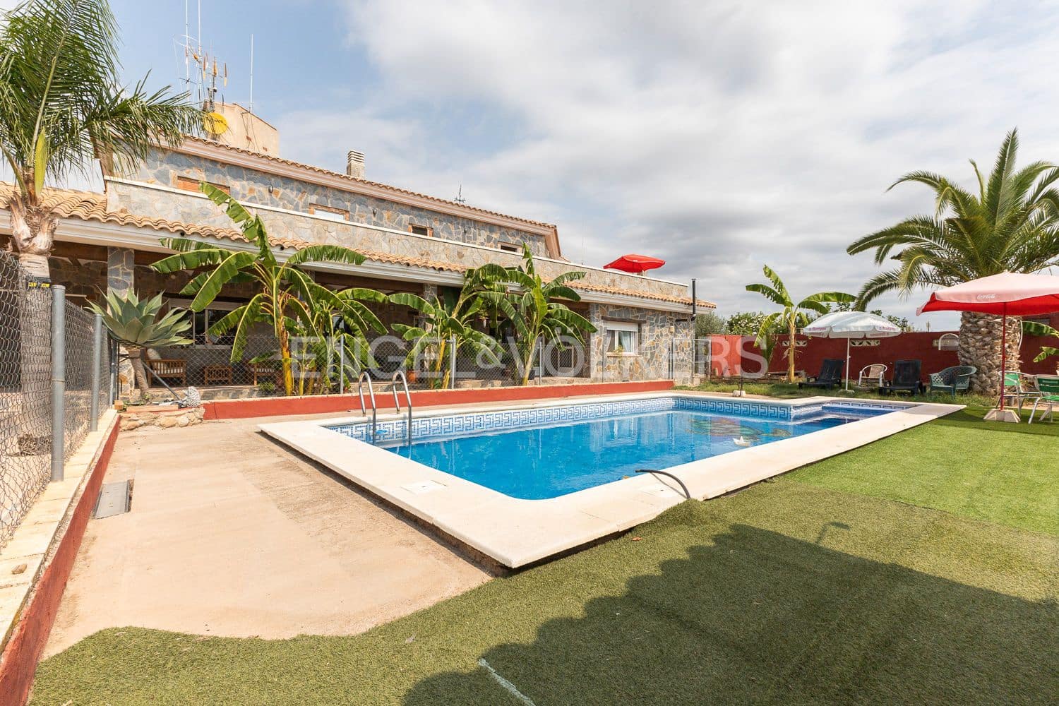 6 bedroom Villa for sale in Casinos with pool garage - € 469,999 (Ref: 9194946)