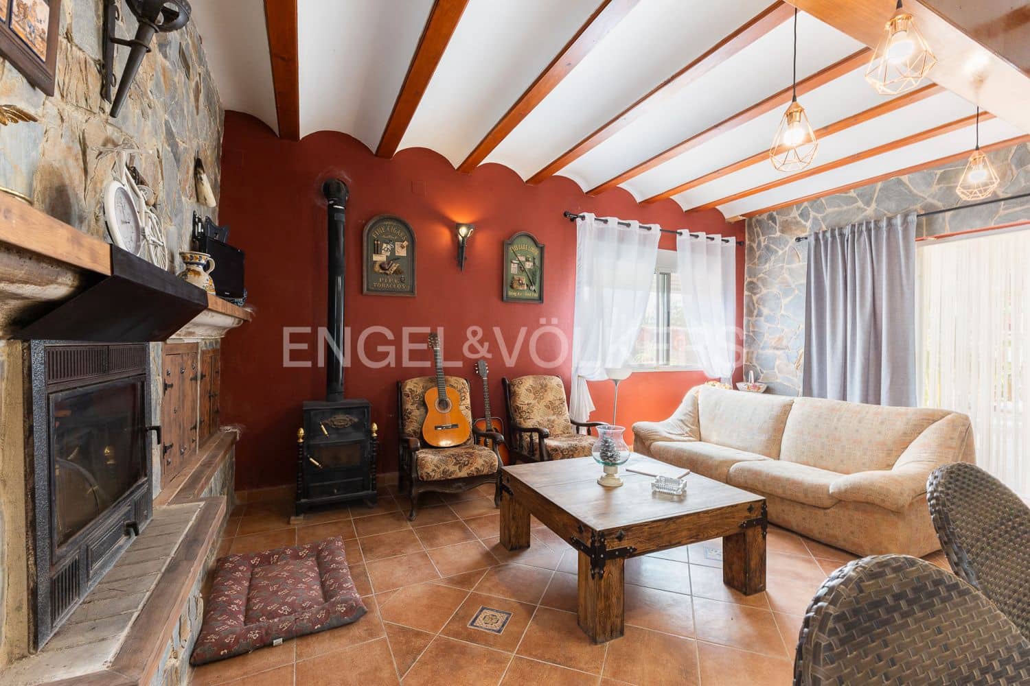 6 bedroom Villa for sale in Casinos with pool garage - € 469,999 (Ref: 9194946)