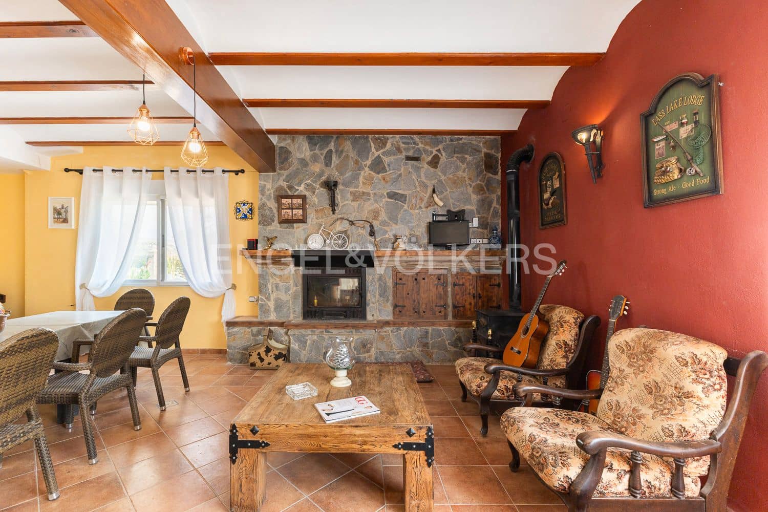 6 bedroom Villa for sale in Casinos with pool garage - € 469,999 (Ref: 9194946)