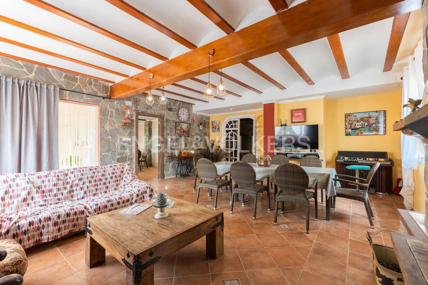 6 bedroom Villa for sale in Casinos with pool garage - € 469,999 (Ref: 9194946)