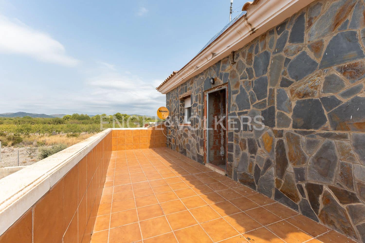 6 bedroom Villa for sale in Casinos with pool garage - € 469,999 (Ref: 9194946)