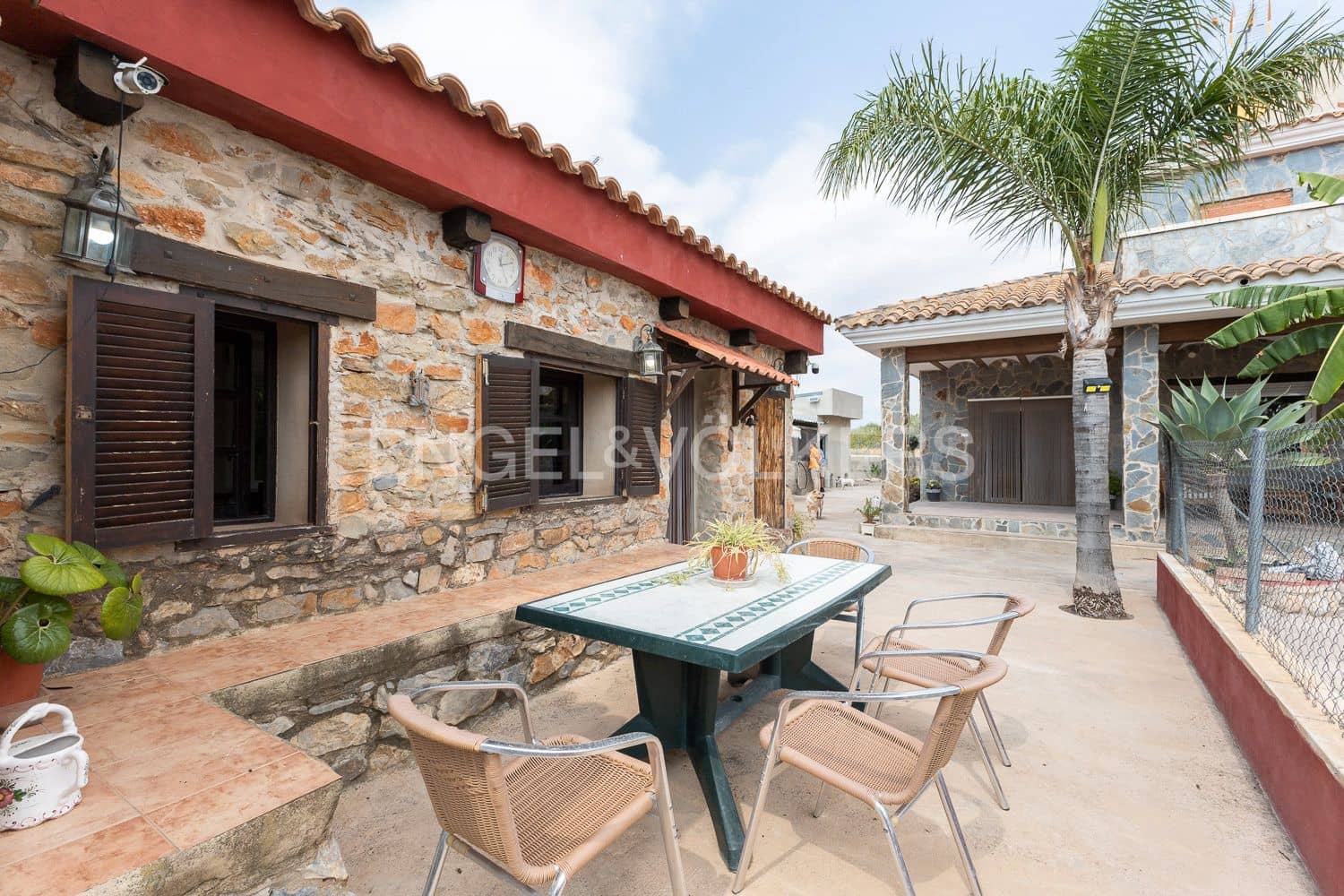 6 bedroom Villa for sale in Casinos with pool garage - € 469,999 (Ref: 9194946)