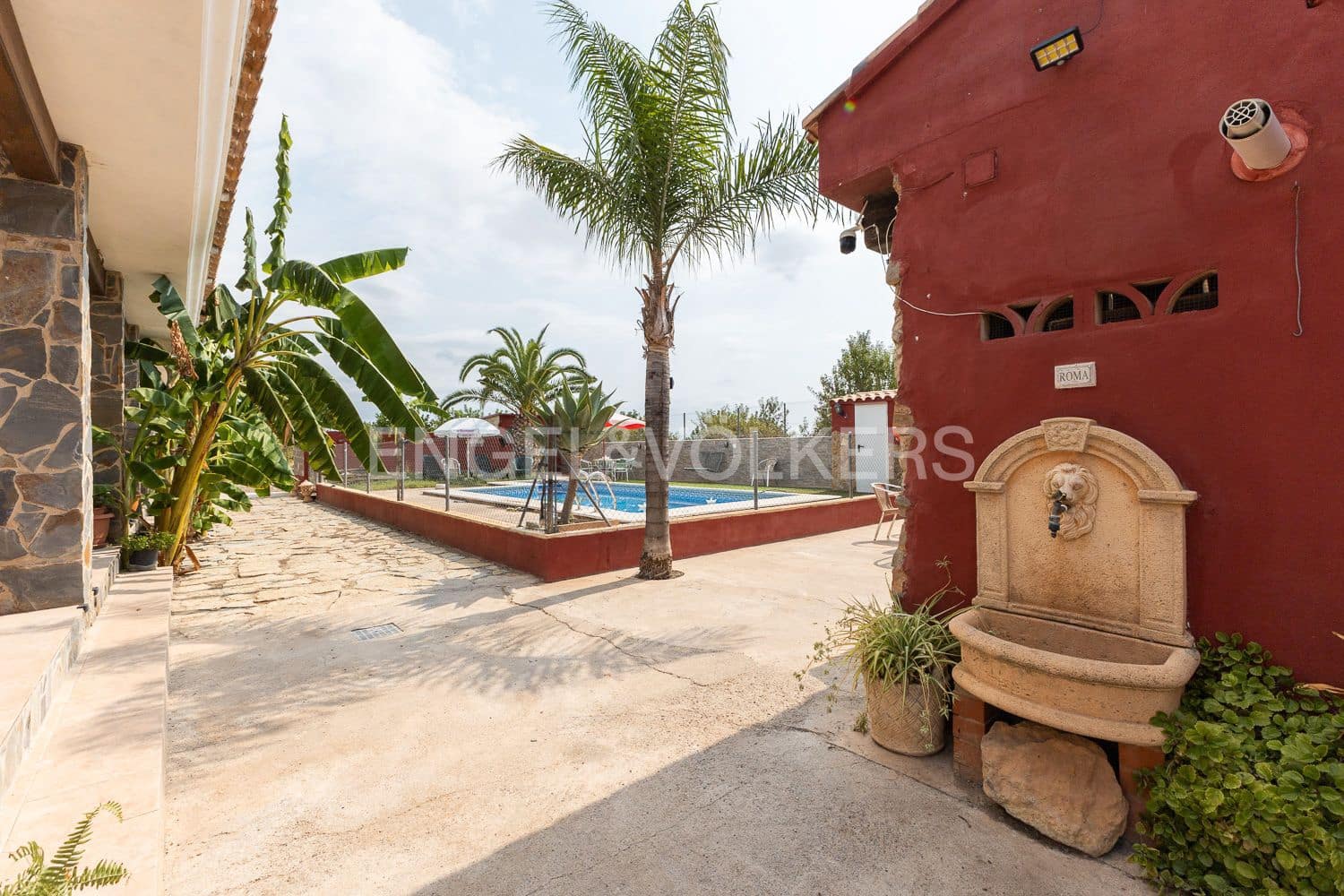 6 bedroom Villa for sale in Casinos with pool garage - € 469,999 (Ref: 9194946)