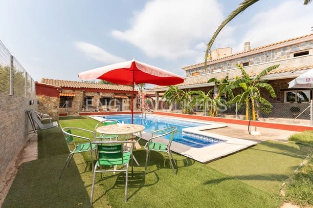 6 bedroom Villa for sale in Casinos with pool garage - € 469,999 (Ref: 9194946)