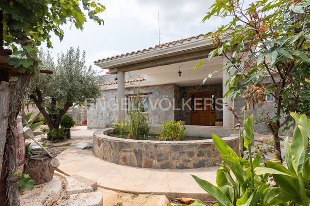 6 bedroom Villa for sale in Casinos with pool garage - € 469,999 (Ref: 9194946)