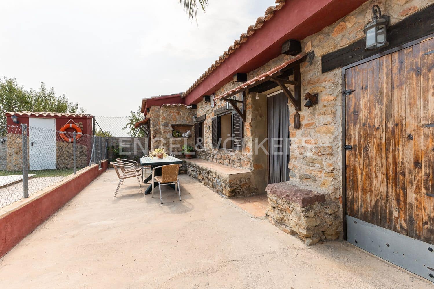 6 bedroom Villa for sale in Casinos with pool garage - € 469,999 (Ref: 9194946)