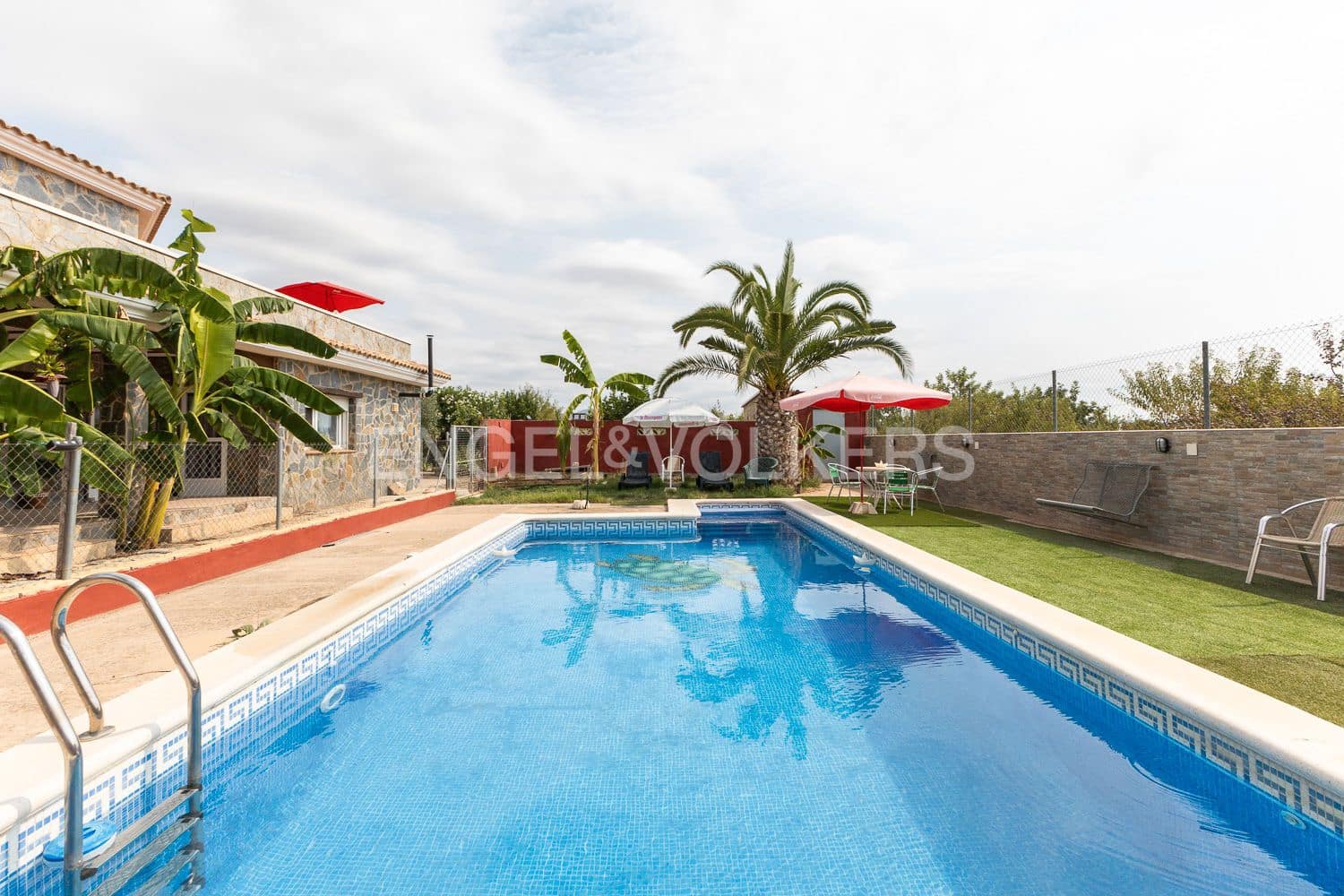 6 bedroom Villa for sale in Casinos with pool garage - € 469,999 (Ref: 9194946)