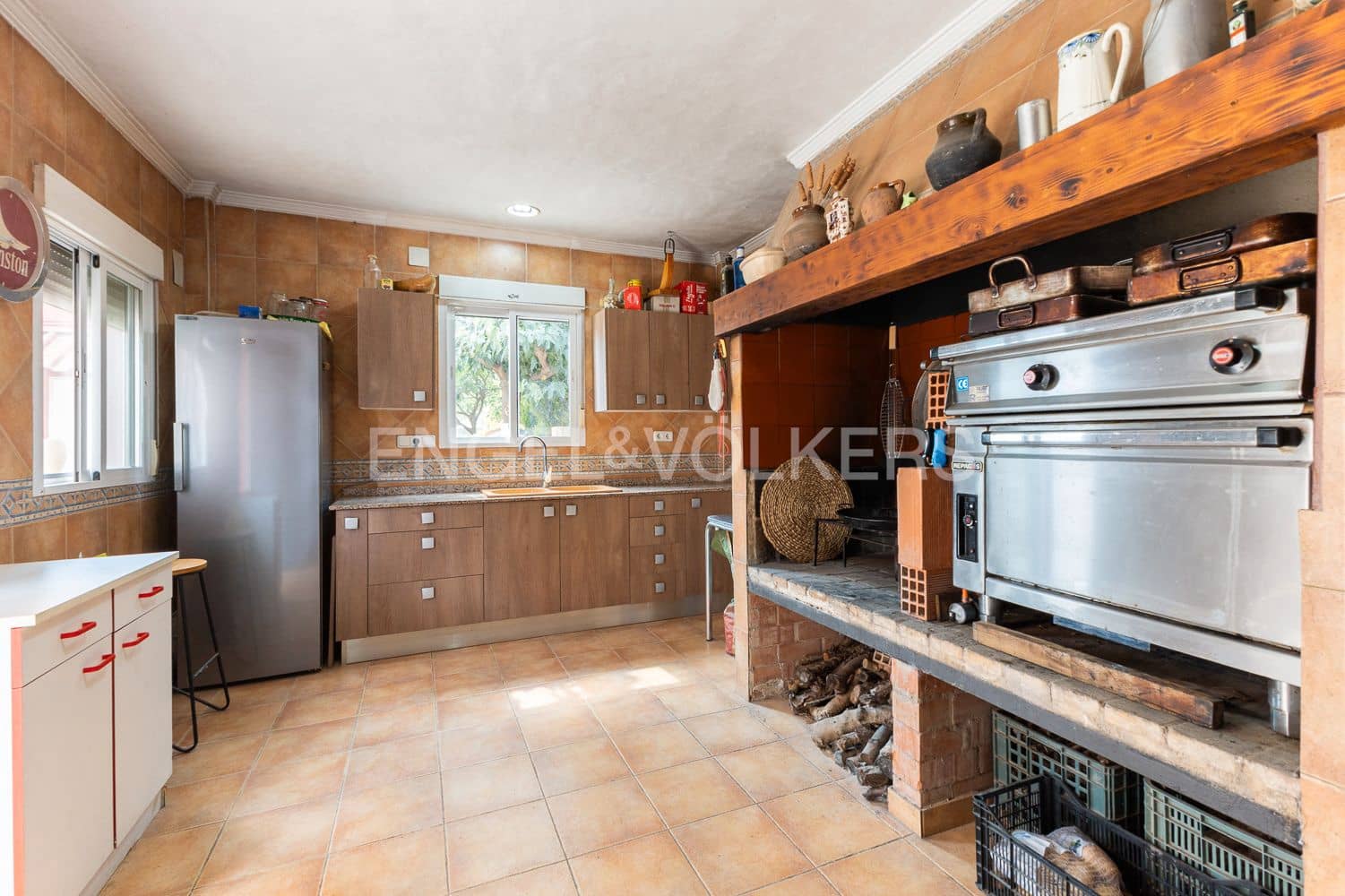 6 bedroom Villa for sale in Casinos with pool garage - € 469,999 (Ref: 9194946)