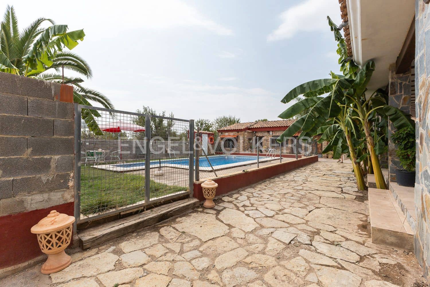 6 bedroom Villa for sale in Casinos with pool garage - € 469,999 (Ref: 9194946)