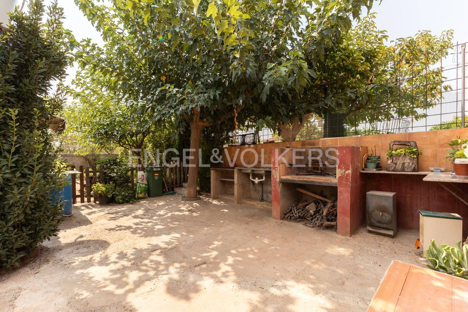 6 bedroom Villa for sale in Casinos with pool garage - € 469,999 (Ref: 9194946)