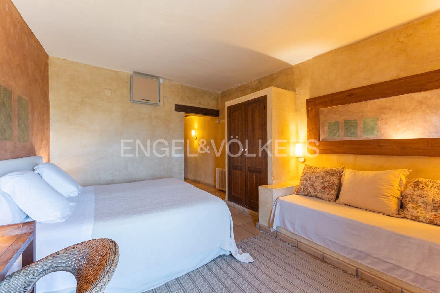 11 bedroom Hotel for sale in Vilafames - € 993,000 (Ref: 9197023)