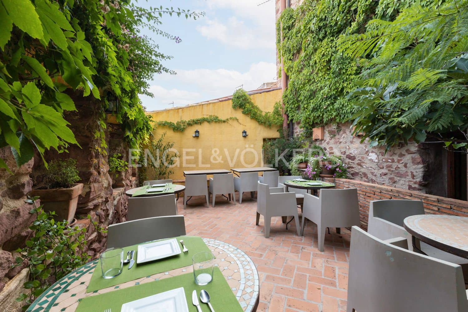 11 bedroom Hotel for sale in Vilafames - € 993,000 (Ref: 9197023)