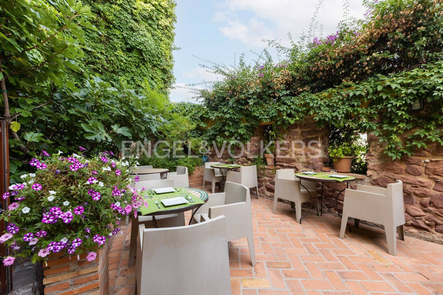 11 bedroom Hotel for sale in Vilafames - € 993,000 (Ref: 9197023)