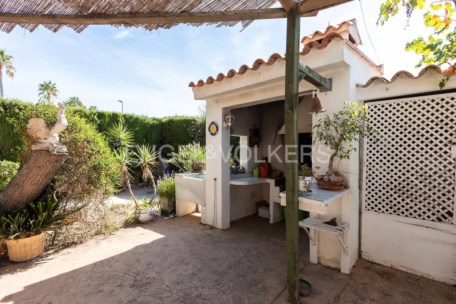 3 bedroom Villa for sale in Benifaio with pool garage - € 499,000 (Ref: 9203384)