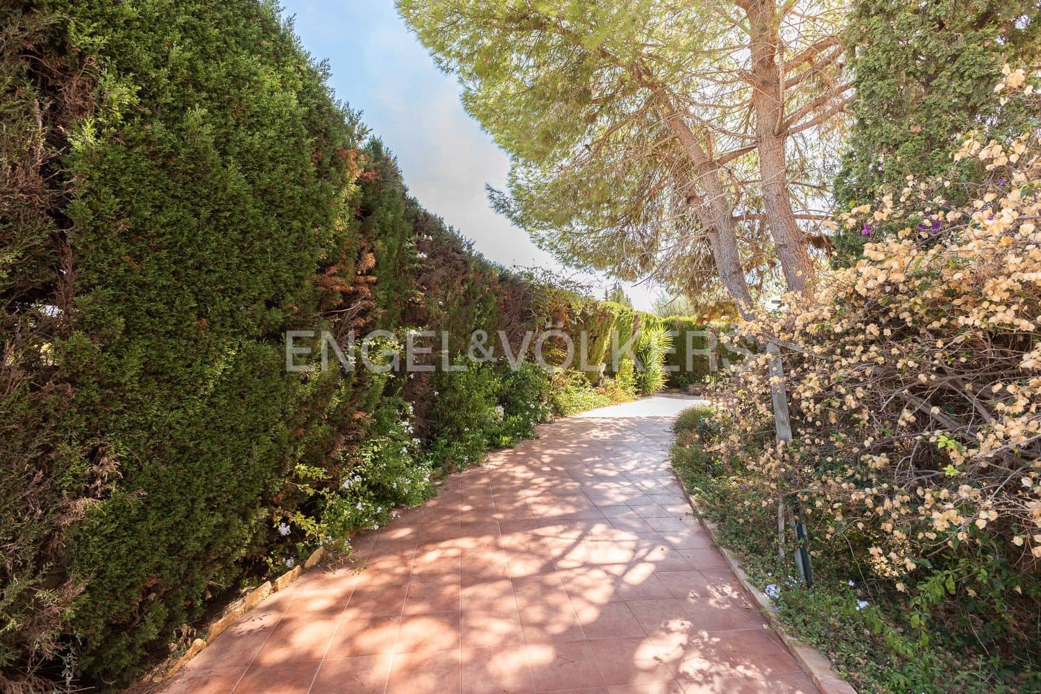 3 bedroom Villa for sale in Benifaio with pool garage - € 499,000 (Ref: 9203384)