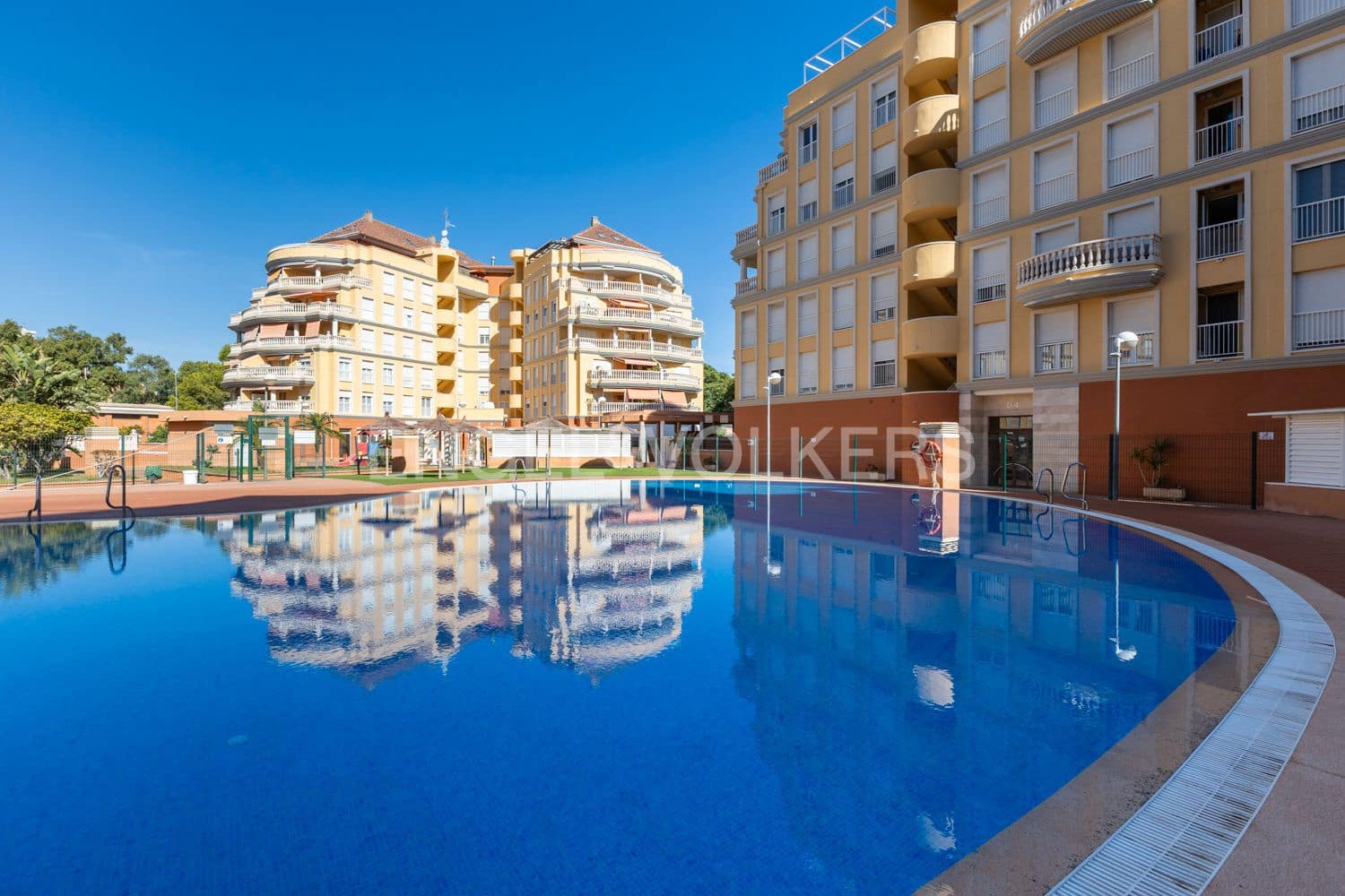 2 bedroom Flat for sale in Denia with pool - € 280,000 (Ref: 9207444)