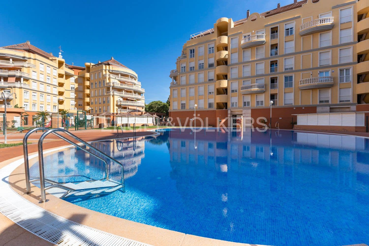 2 bedroom Flat for sale in Denia with pool - € 280,000 (Ref: 9207444)