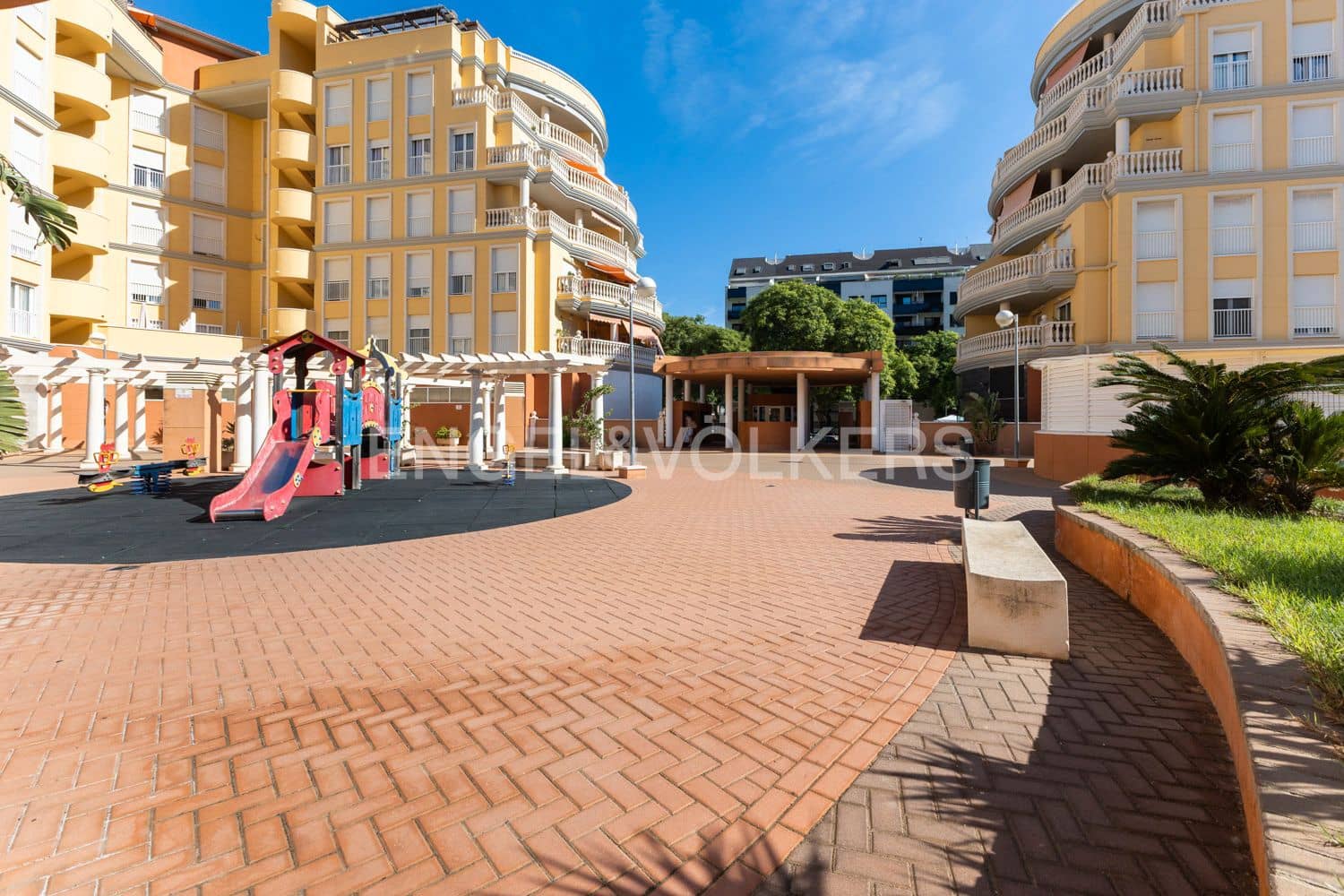 2 bedroom Flat for sale in Denia with pool - € 280,000 (Ref: 9207444)