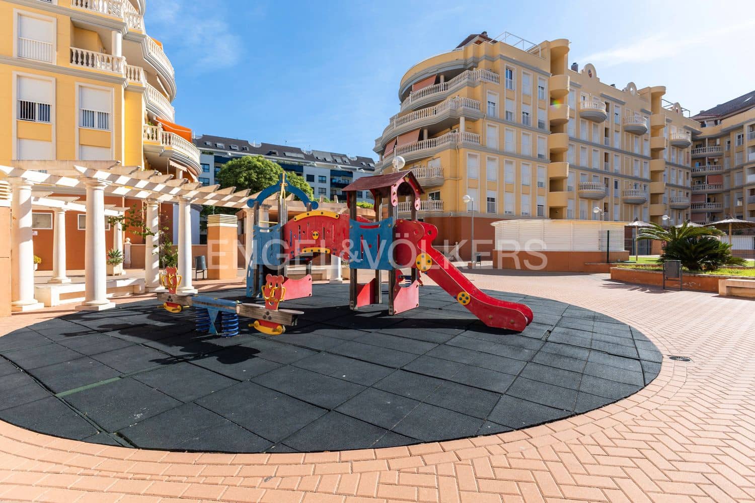 2 bedroom Flat for sale in Denia with pool - € 280,000 (Ref: 9207444)