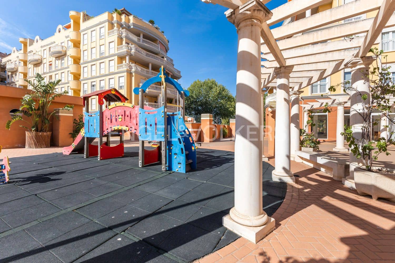2 bedroom Flat for sale in Denia with pool - € 280,000 (Ref: 9207444)