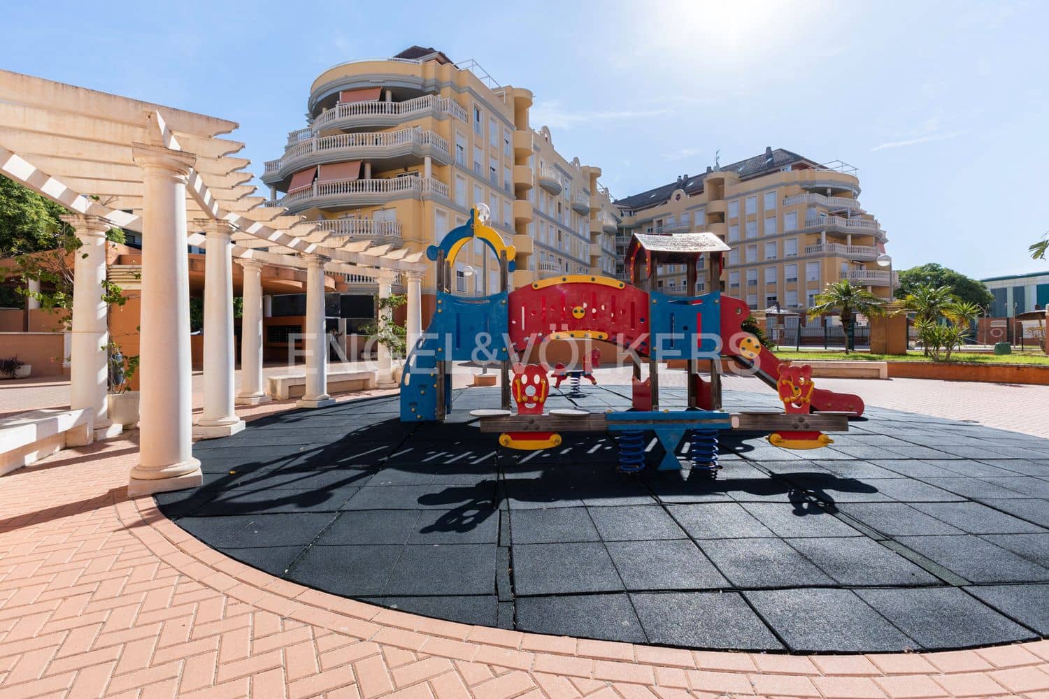 2 bedroom Flat for sale in Denia with pool - € 280,000 (Ref: 9207444)