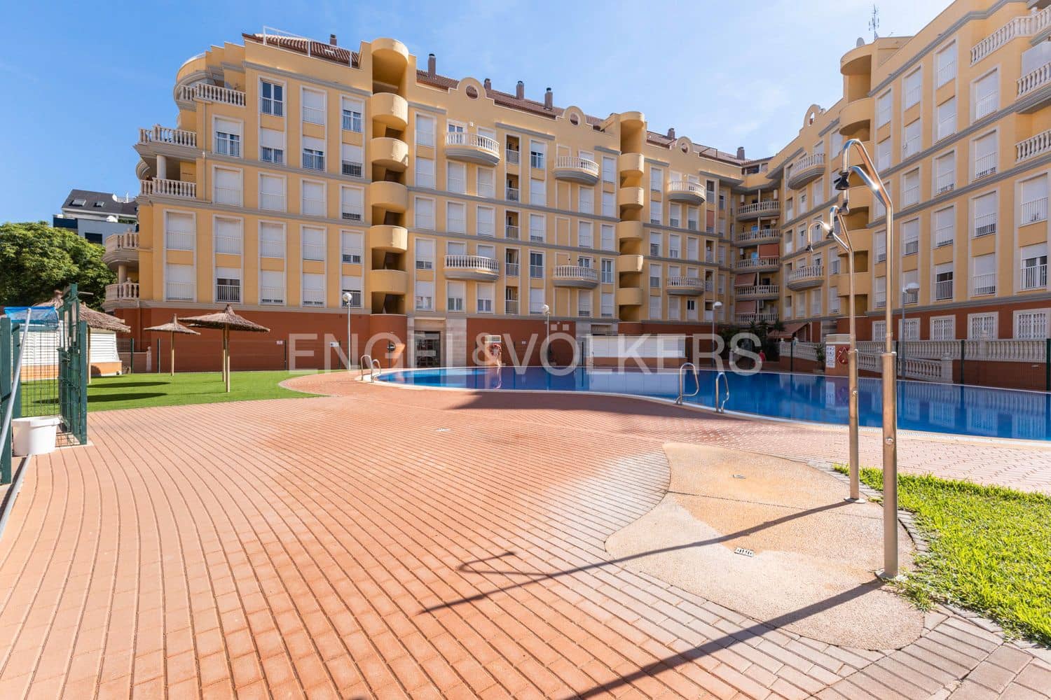 2 bedroom Flat for sale in Denia with pool - € 280,000 (Ref: 9207444)