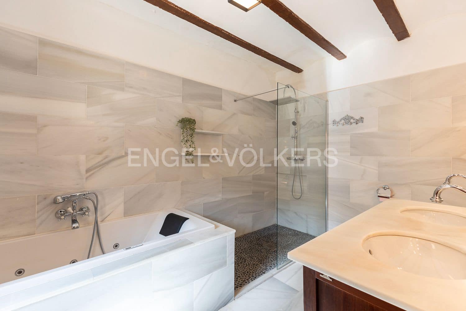 14 bedroom Townhouse for sale in Manuel with pool - € 645,000 (Ref: 9231252)