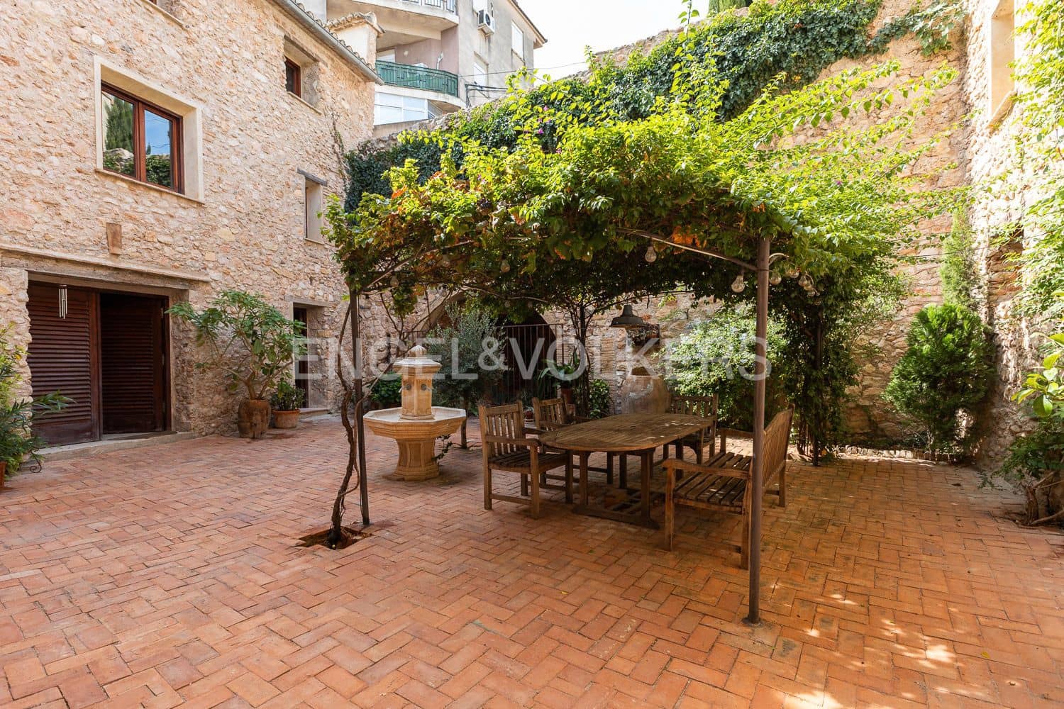 14 bedroom Townhouse for sale in Manuel with pool - € 645,000 (Ref: 9231252)