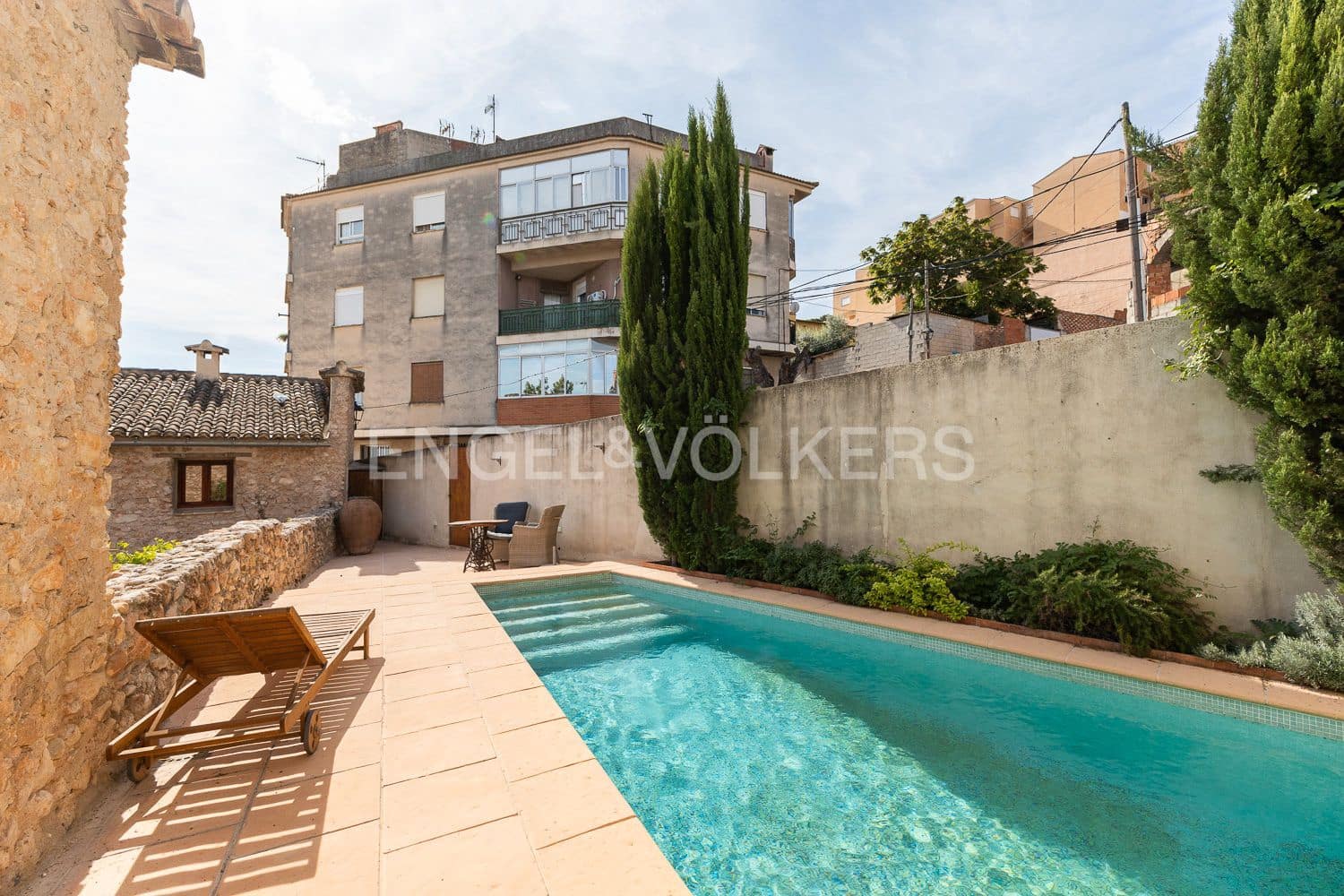 14 bedroom Townhouse for sale in Manuel with pool - € 645,000 (Ref: 9231252)