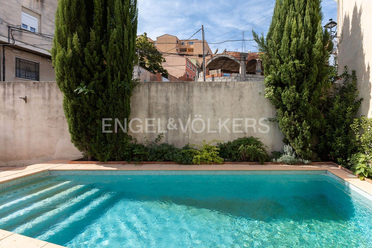 14 bedroom Townhouse for sale in Manuel with pool - € 645,000 (Ref: 9231252)
