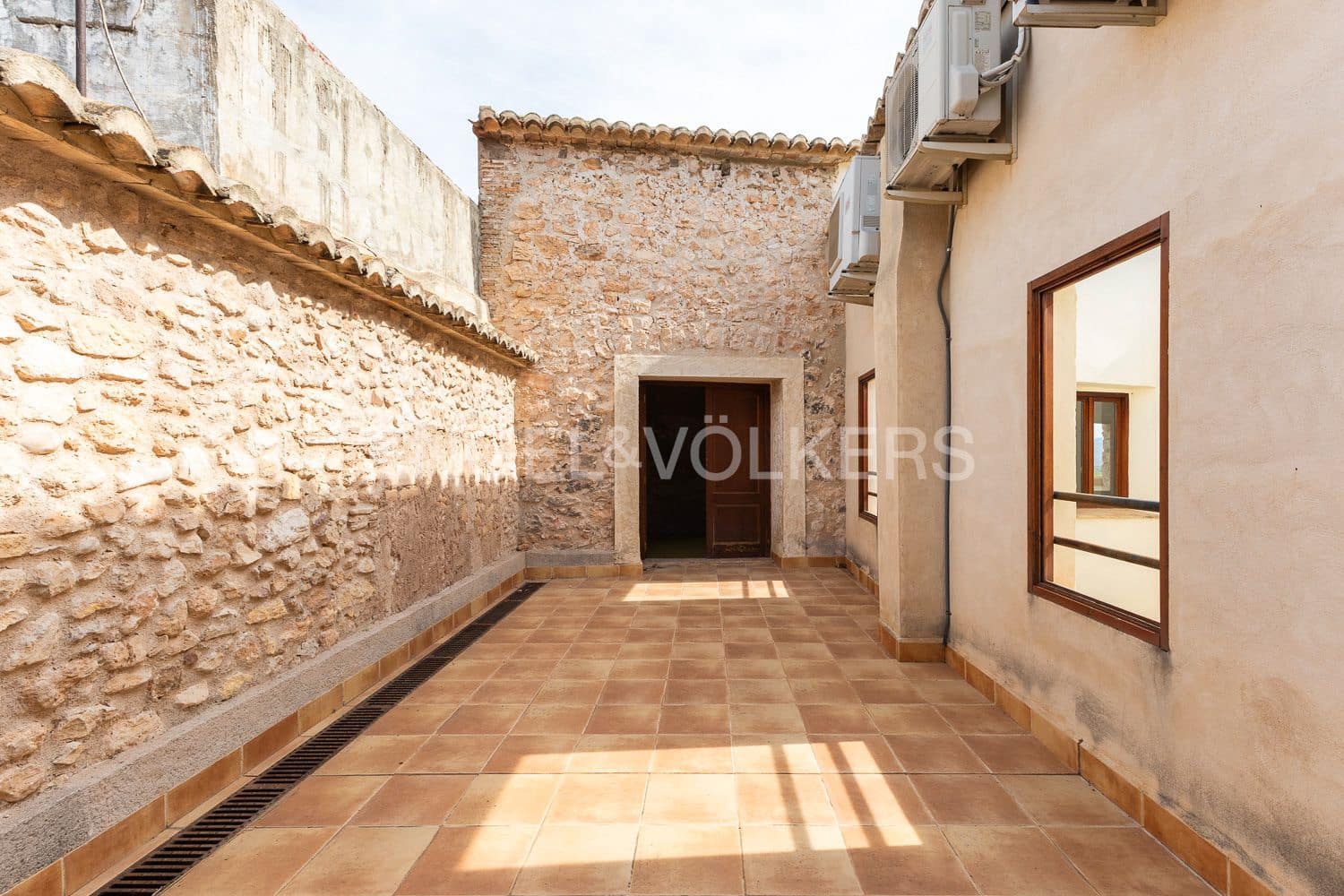 14 bedroom Townhouse for sale in Manuel with pool - € 645,000 (Ref: 9231252)