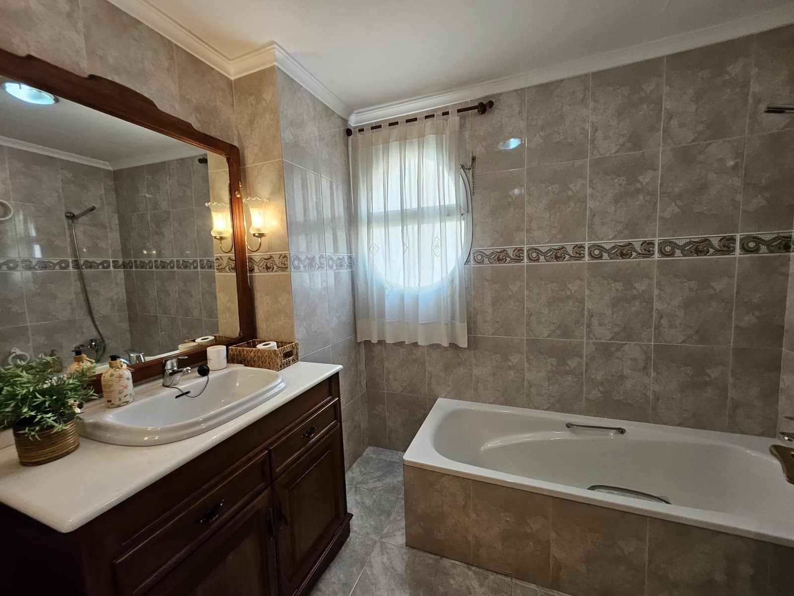4 bedroom Villa for rent in Corbera with garage - € 1,500 (Ref: 9249431)