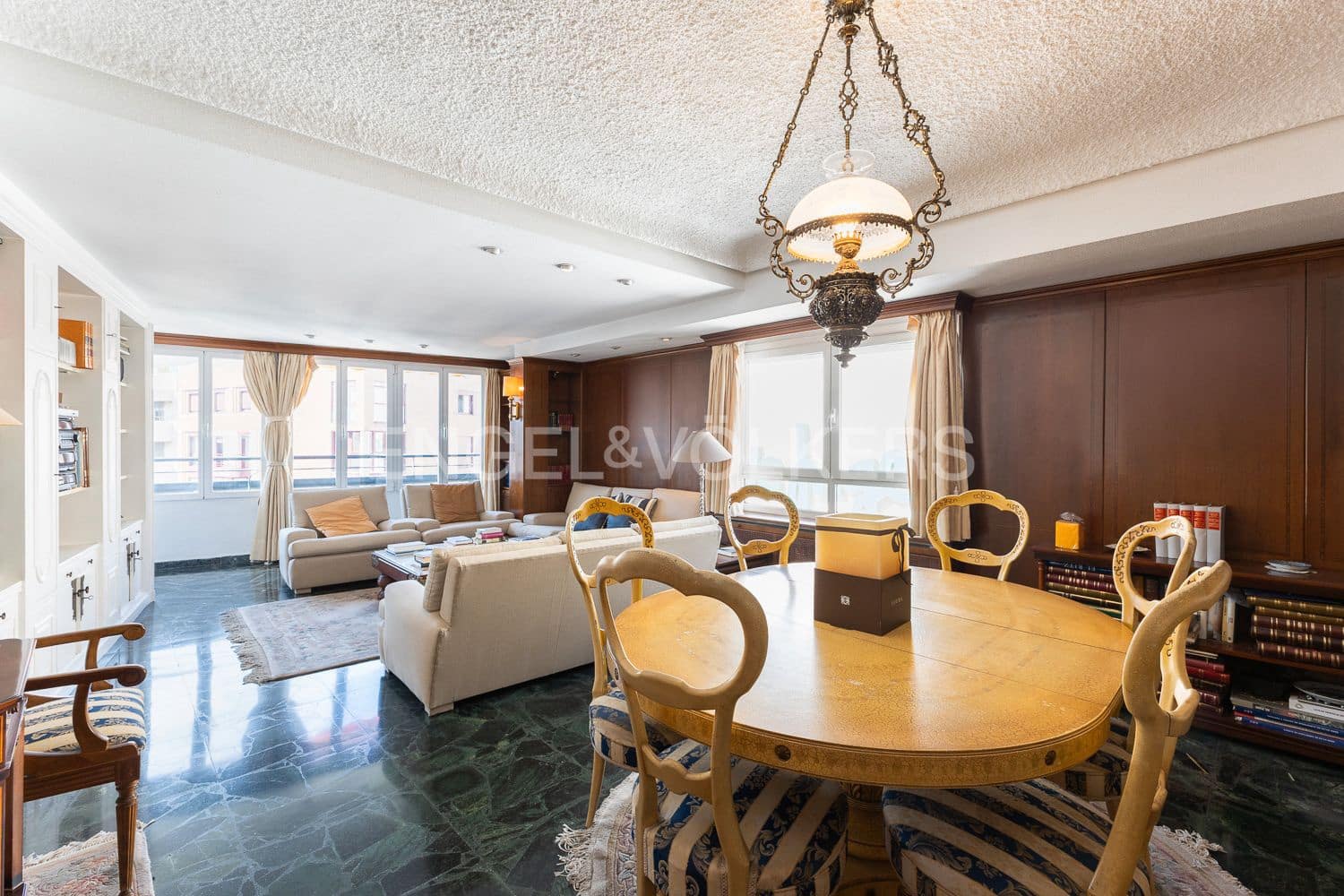 5 bedroom Flat for sale in Valencia city with garage - € 880,000 (Ref: 9261952)
