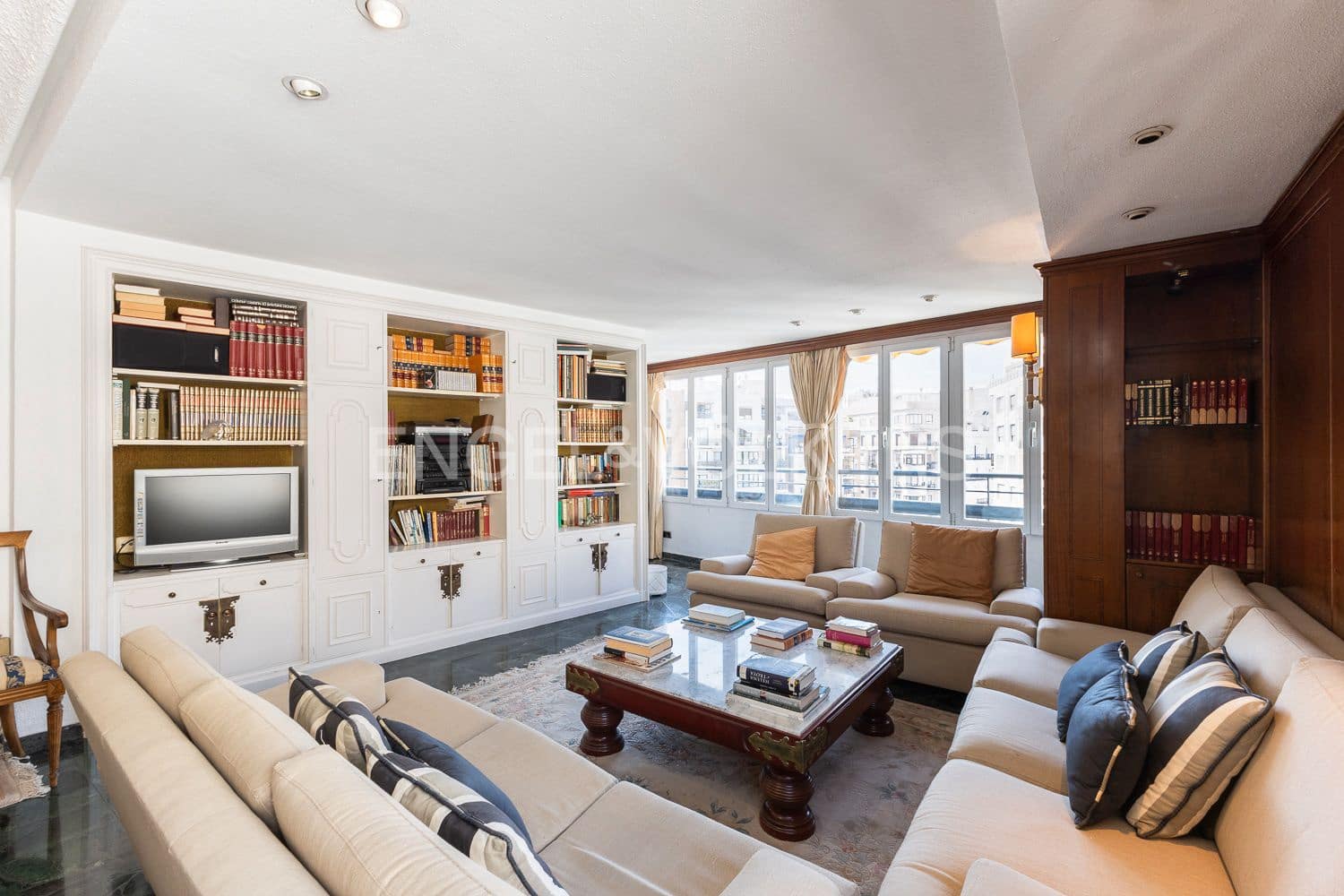 5 bedroom Flat for sale in Valencia city with garage - € 880,000 (Ref: 9261952)