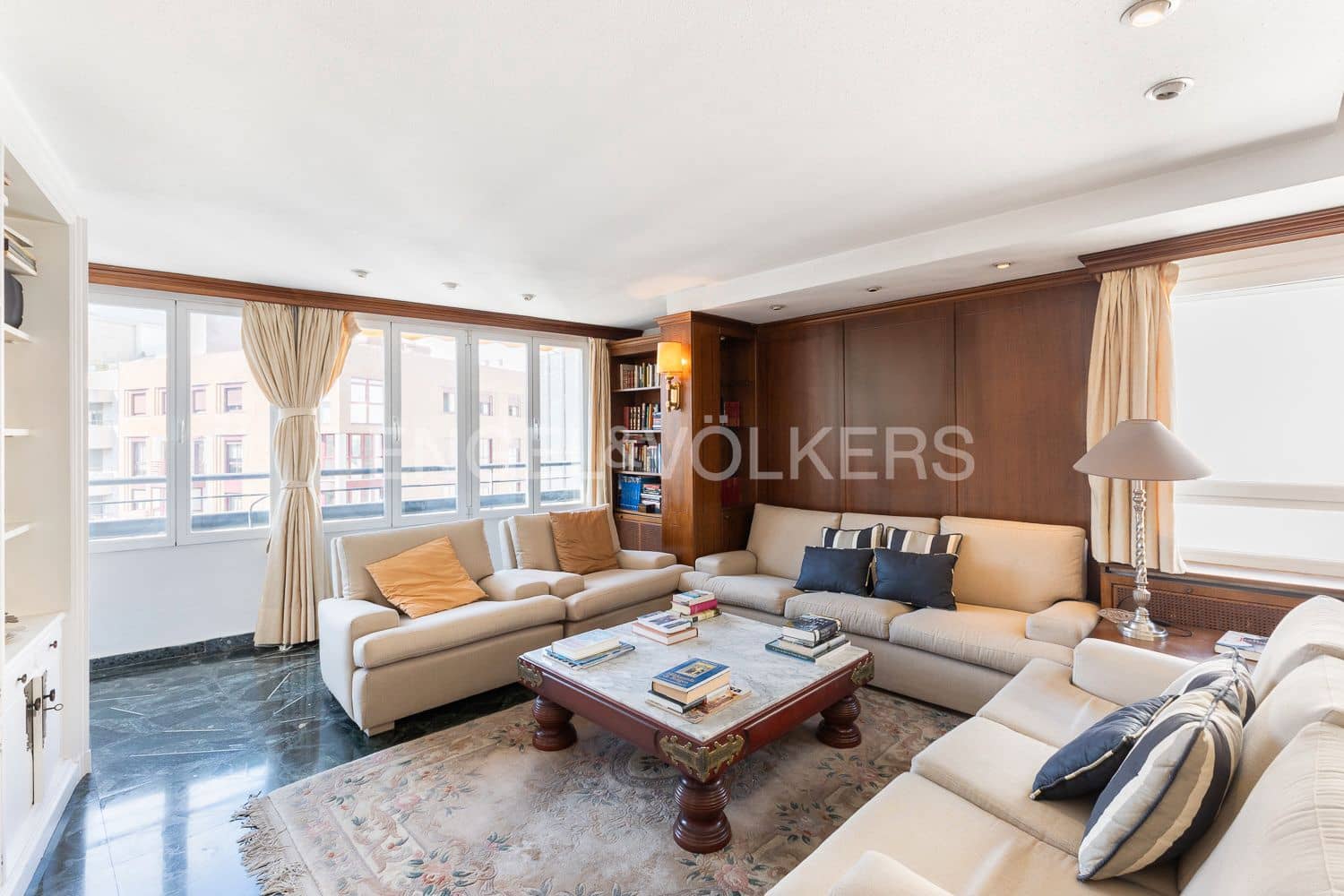 5 bedroom Flat for sale in Valencia city with garage - € 880,000 (Ref: 9261952)