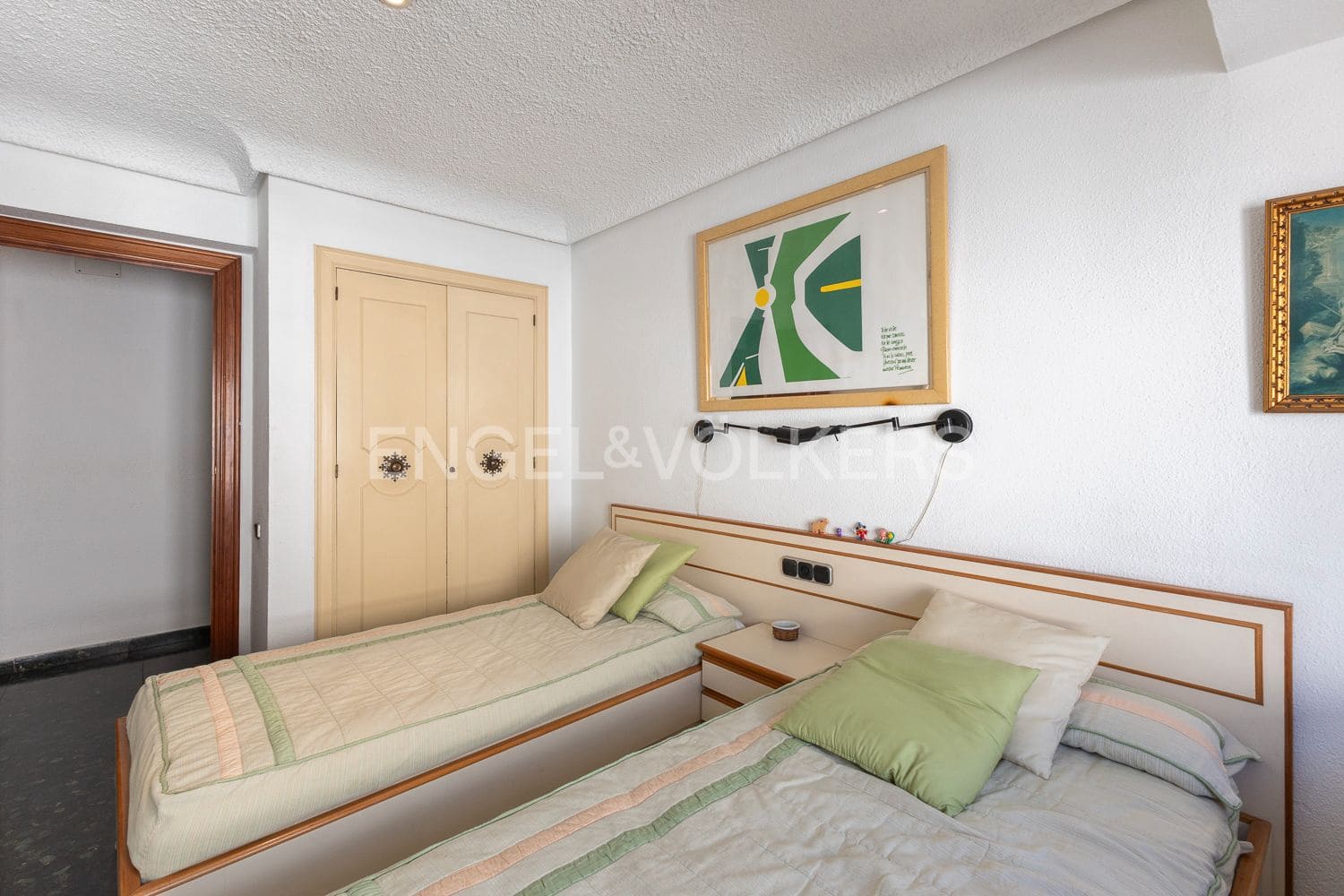 5 bedroom Flat for sale in Valencia city with garage - € 880,000 (Ref: 9261952)