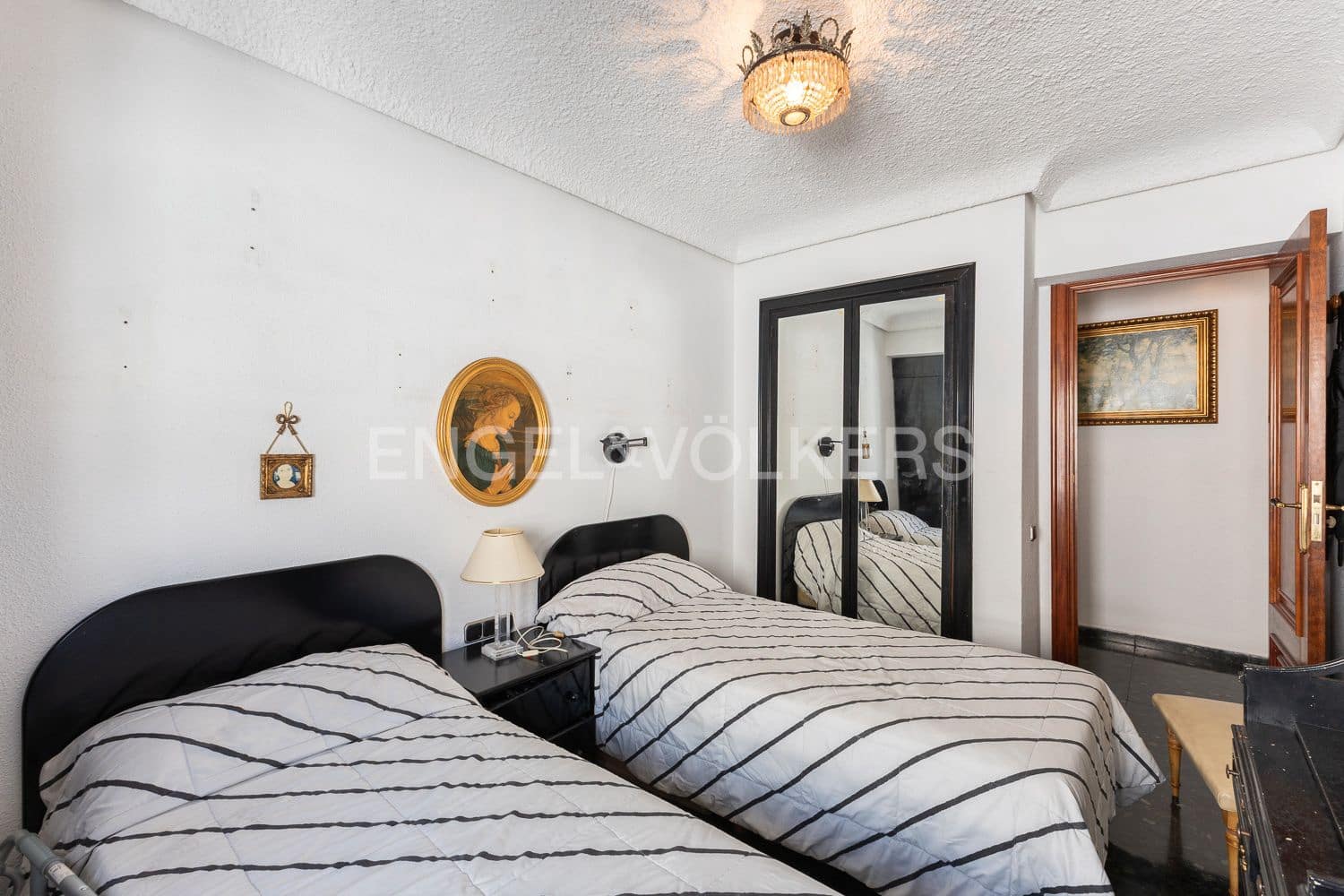 5 bedroom Flat for sale in Valencia city with garage - € 880,000 (Ref: 9261952)