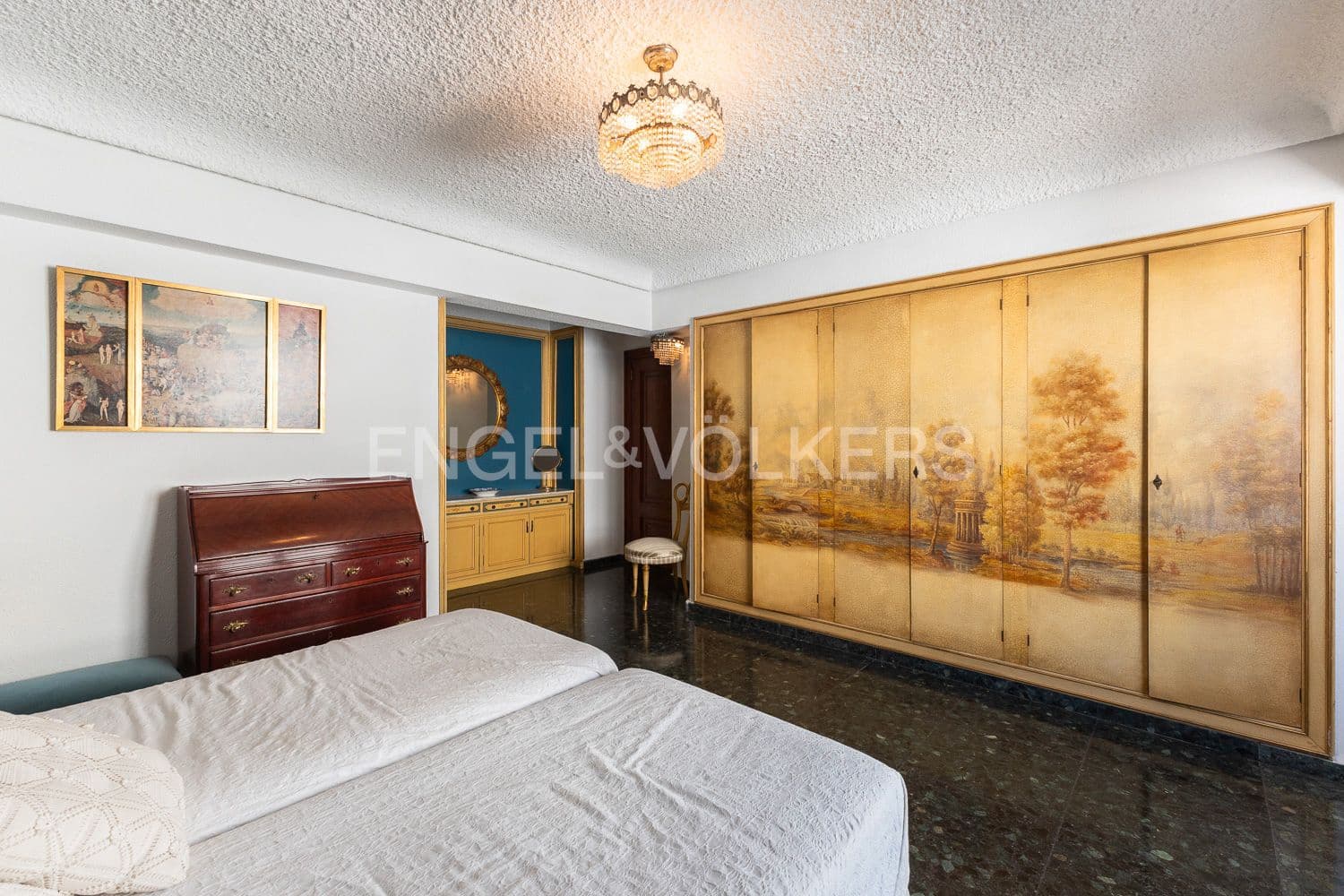 5 bedroom Flat for sale in Valencia city with garage - € 880,000 (Ref: 9261952)