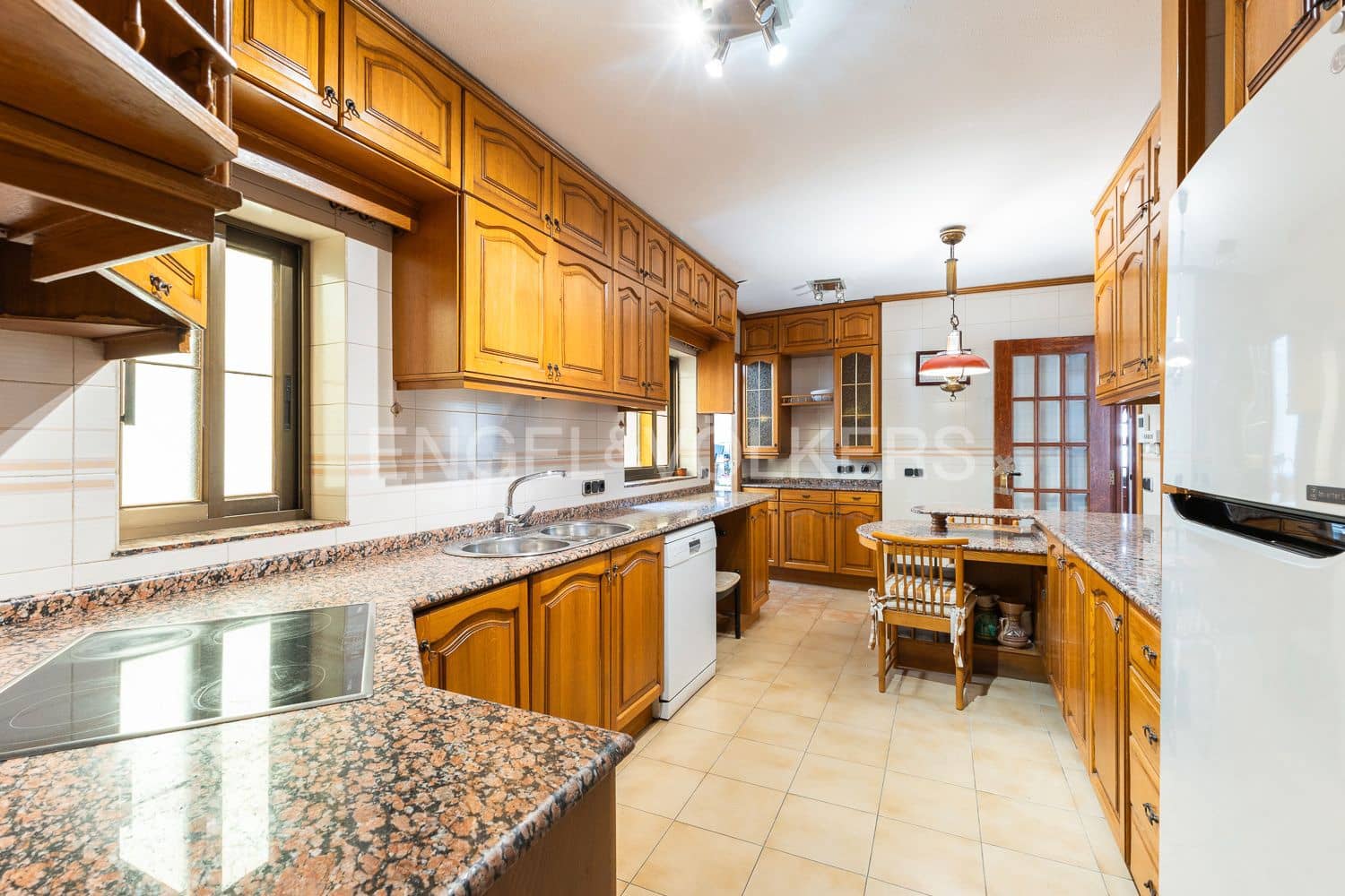 5 bedroom Flat for sale in Valencia city with garage - € 880,000 (Ref: 9261952)