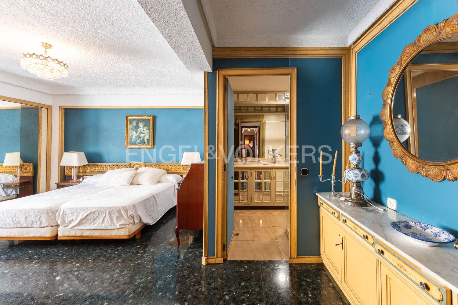 5 bedroom Flat for sale in Valencia city with garage - € 880,000 (Ref: 9261952)